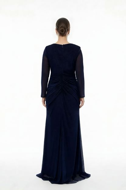 فستان سهرة أزرق داكن لامع مكشكش بمقاسات كبيرة